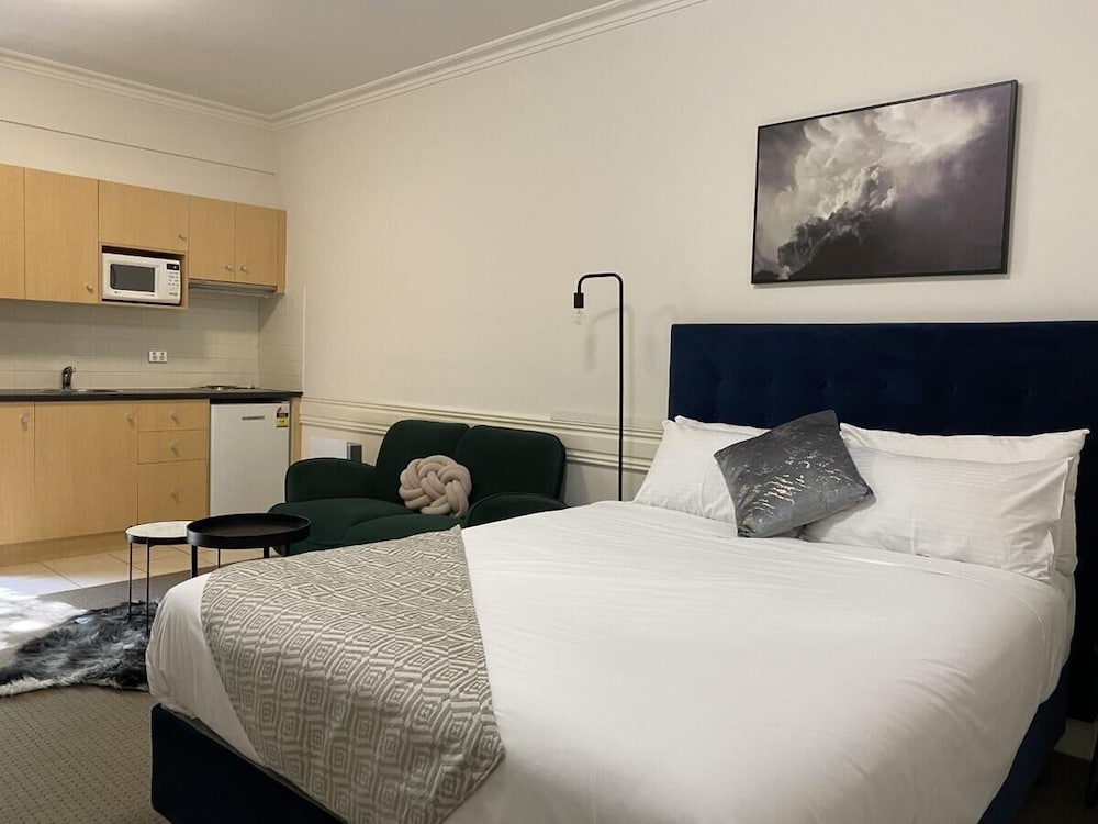 DELUXE, SUITE, TWIN BEDS