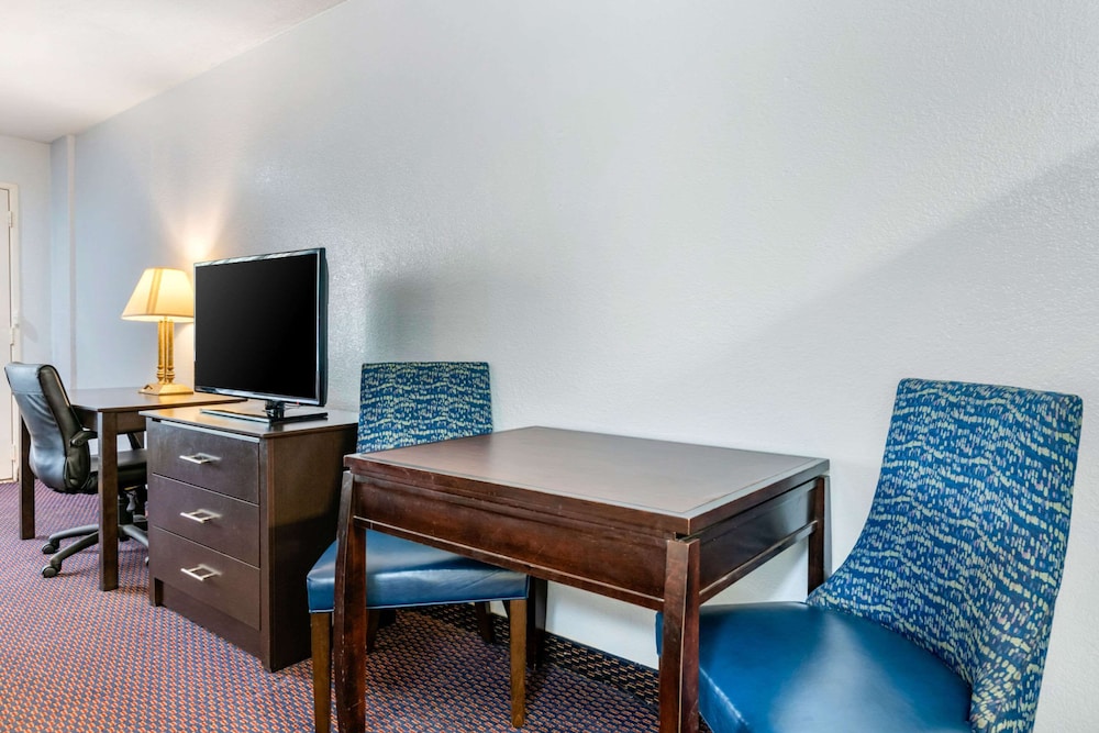 Quality Inn Sarasota North Near Lido Key Beach 30/30