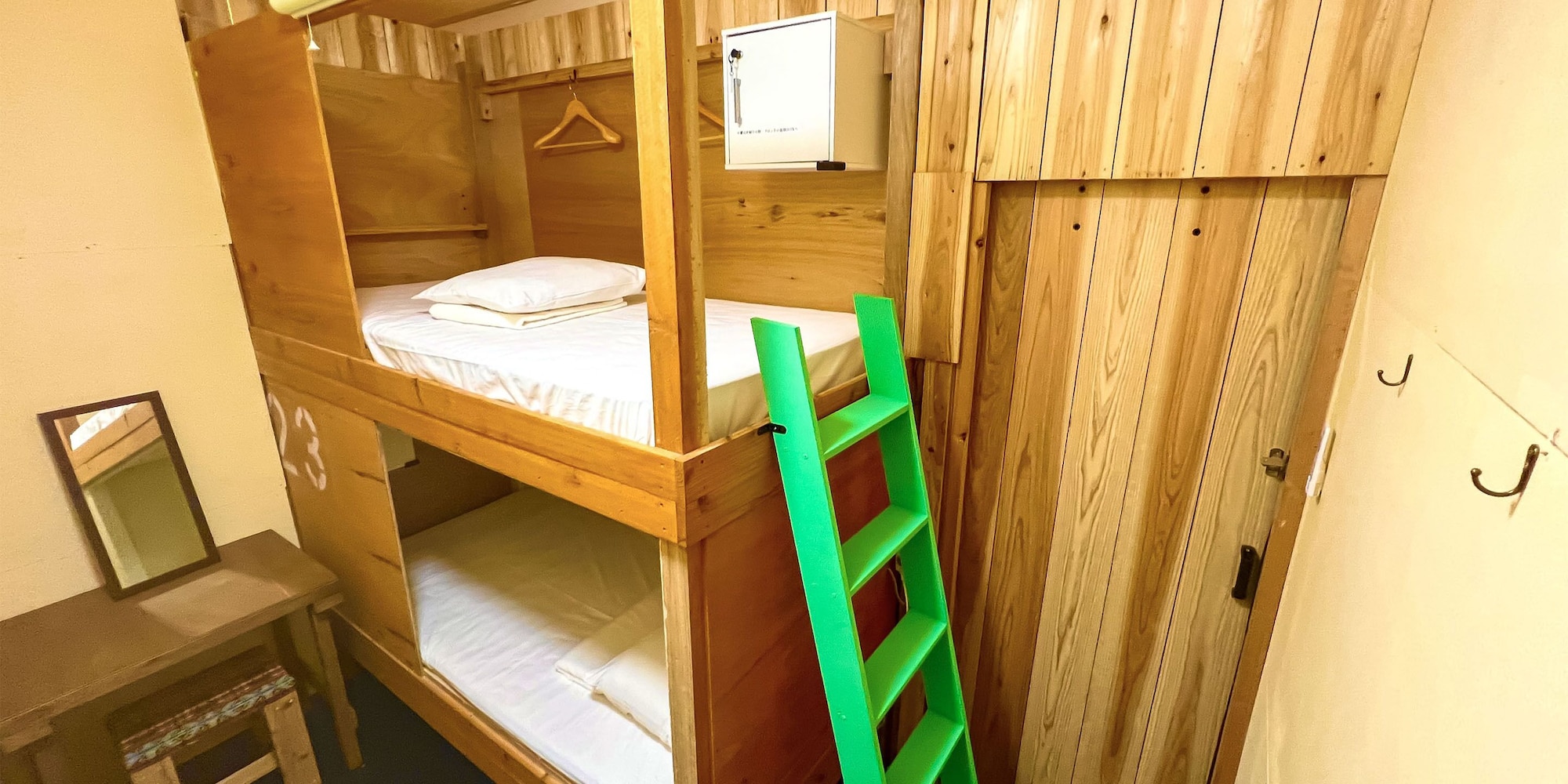 FEMALE ONLY, TWIN BEDS