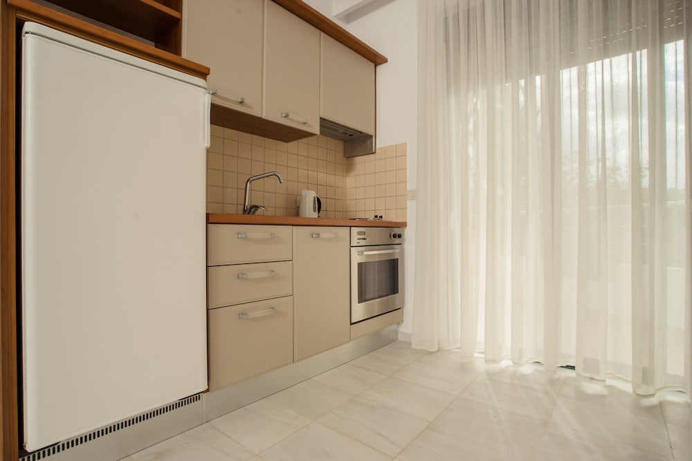 Elizabeth Suites 3/50