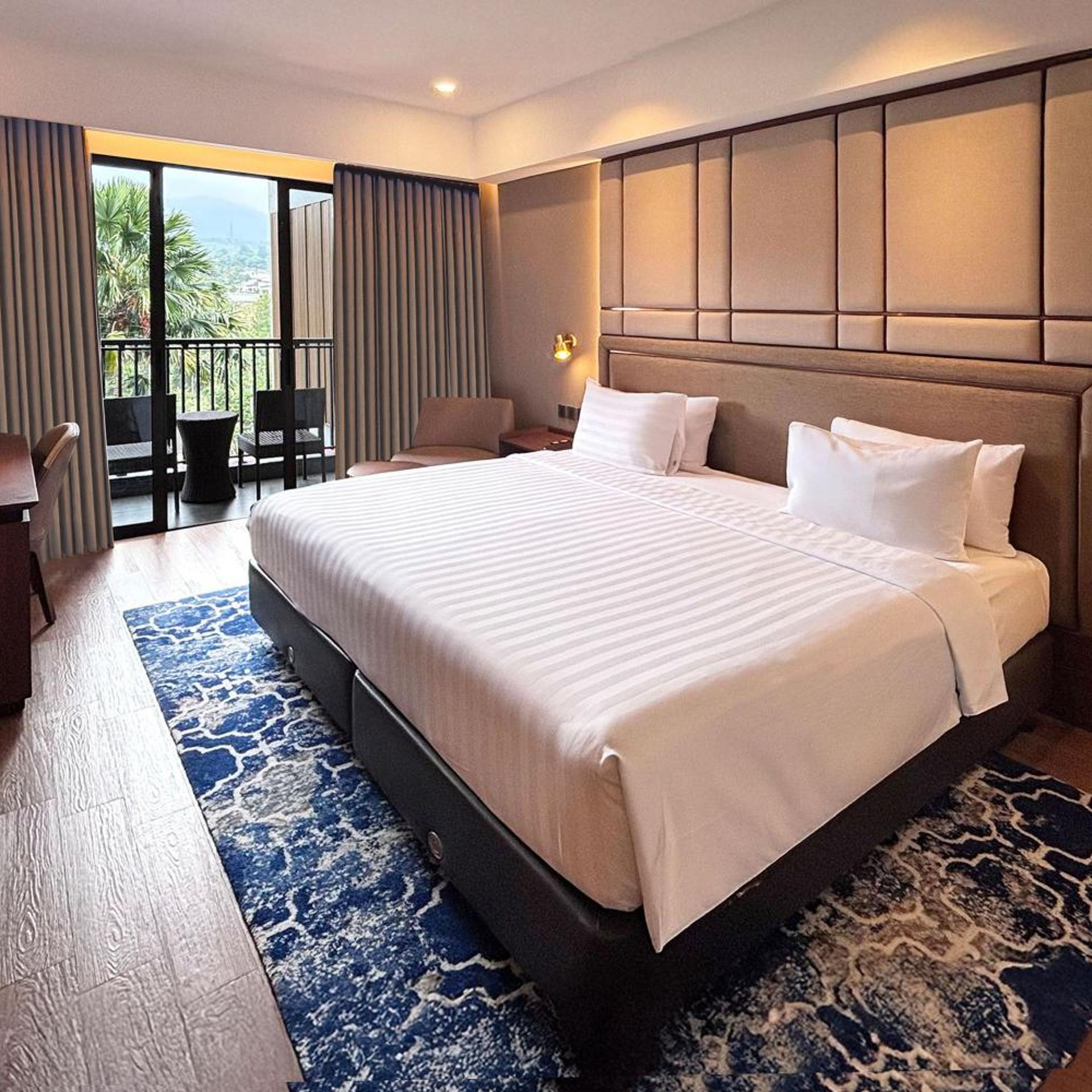 Premier, Deluxe, Pool Access