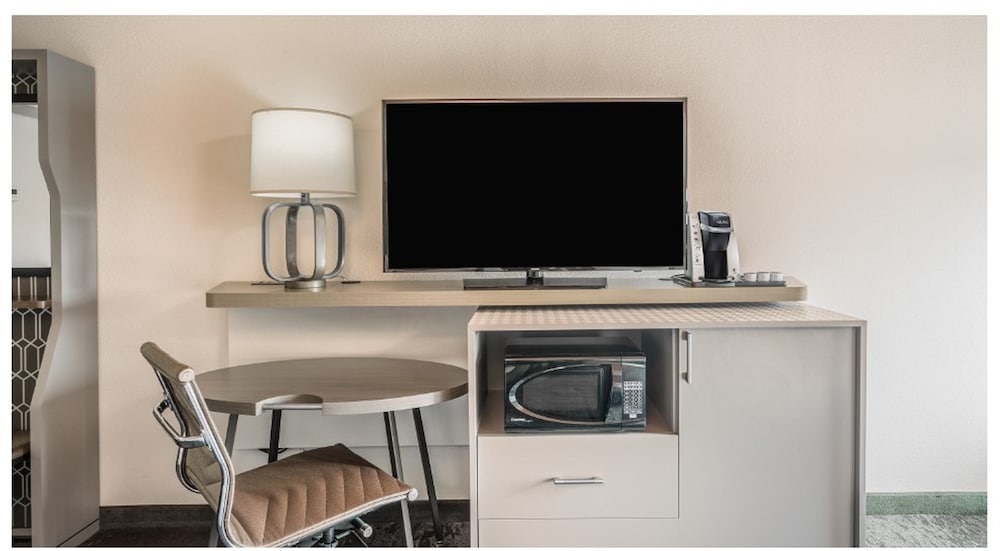 Holiday Inn Roanoke Airport-Conference CTR 47/60