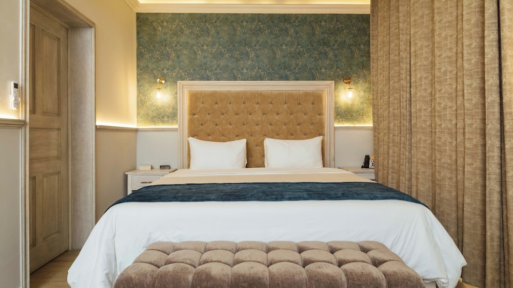 Suite, King Bed, Cathedral View, Balcony