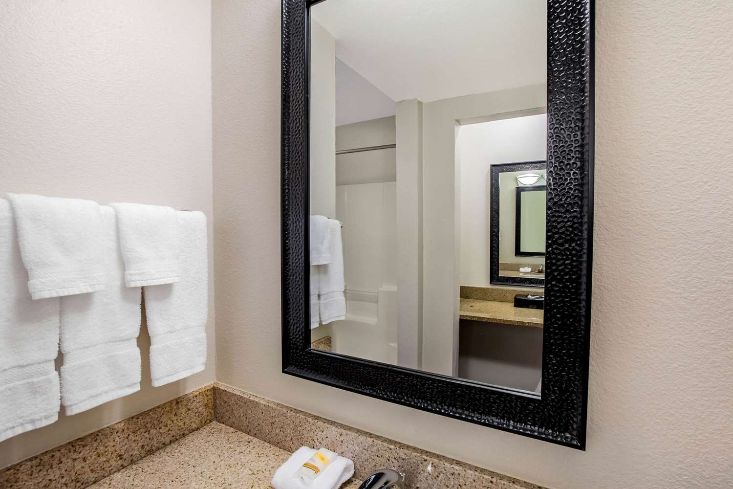 La Quinta Inn & Suites by Wyndham Houston Baytown East 46/47