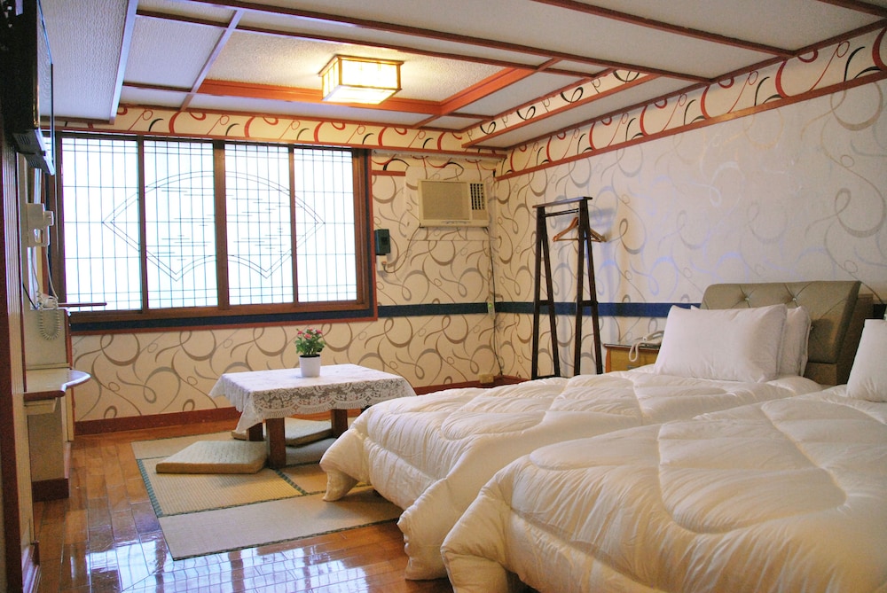 Phoenix Pavilion Hot Spring Hotel 11/65