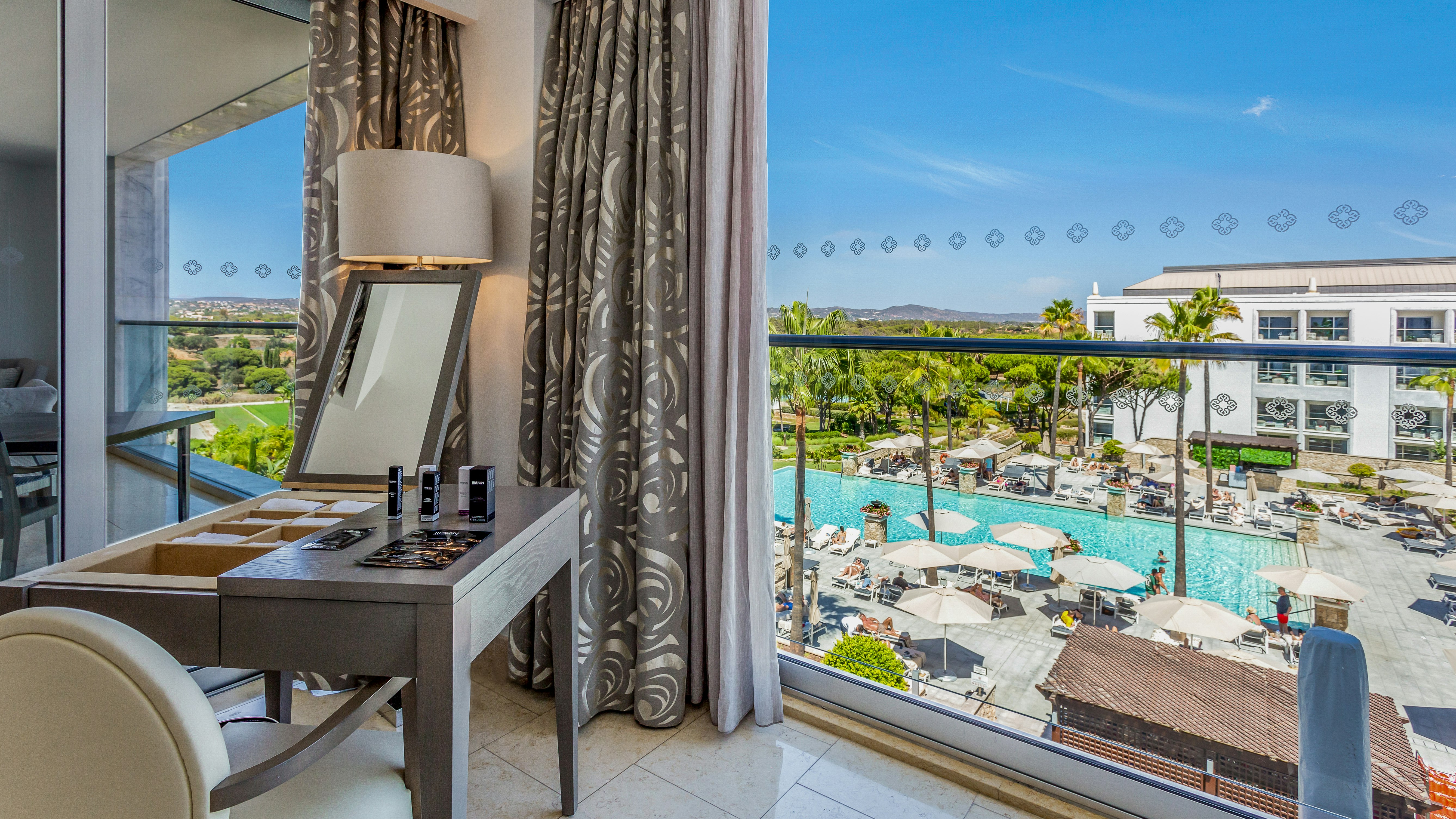 Conrad, Suite, King Bed, Pool View