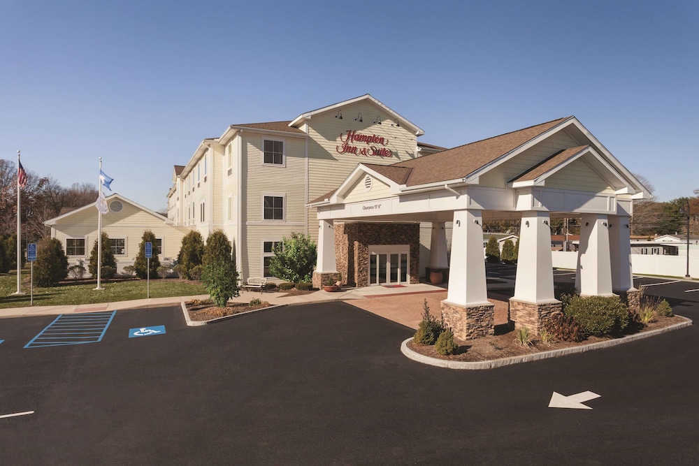 Hampton Inn and Suites Mystic 3/56