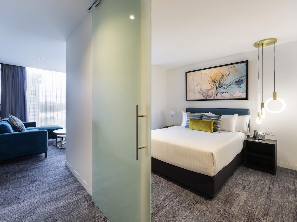 EXECUTIVE, STUDIO, SOFA, LIVING AREA, BATHTUB
