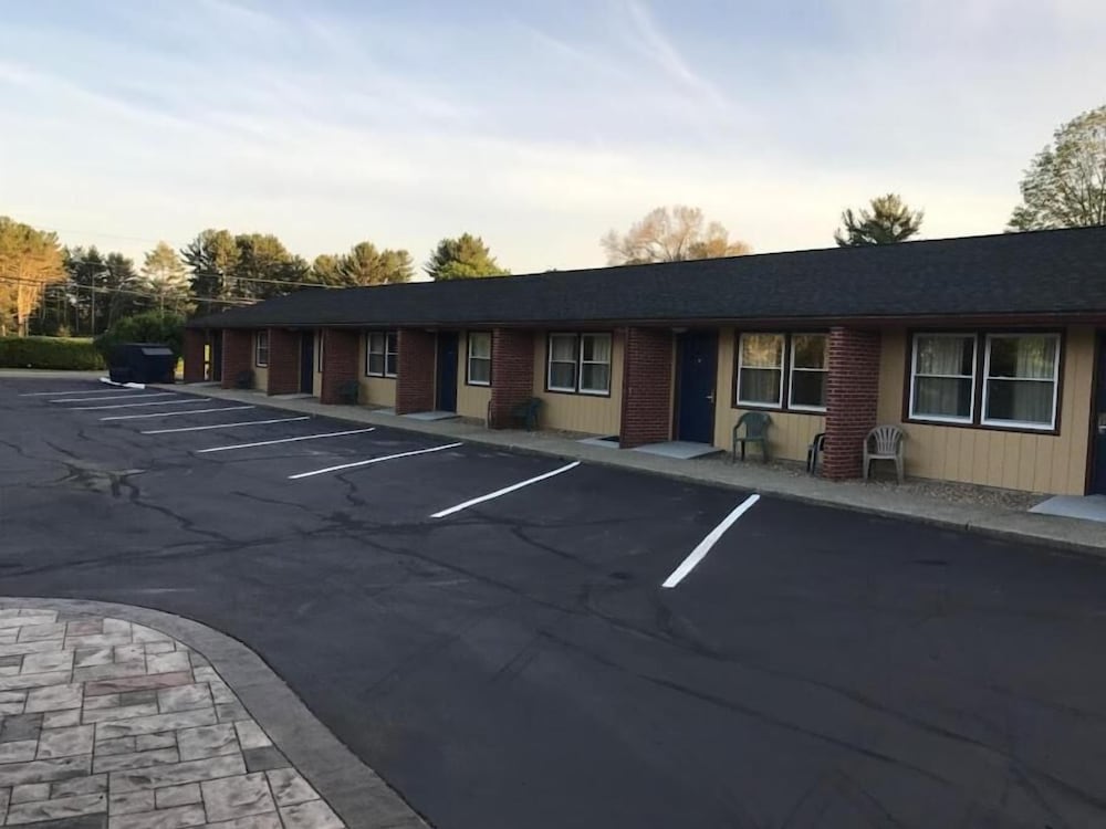 QUIET CORNER INN 43/53