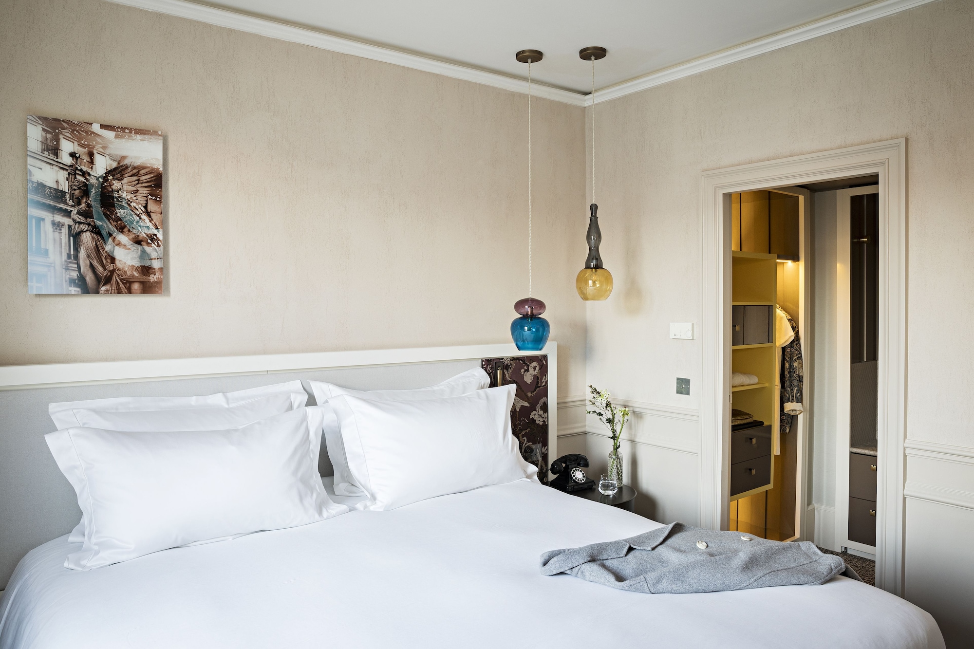 JUNIOR SUITE, KING BED, STREET OR COURTYARD VIEW, LIVING AREA