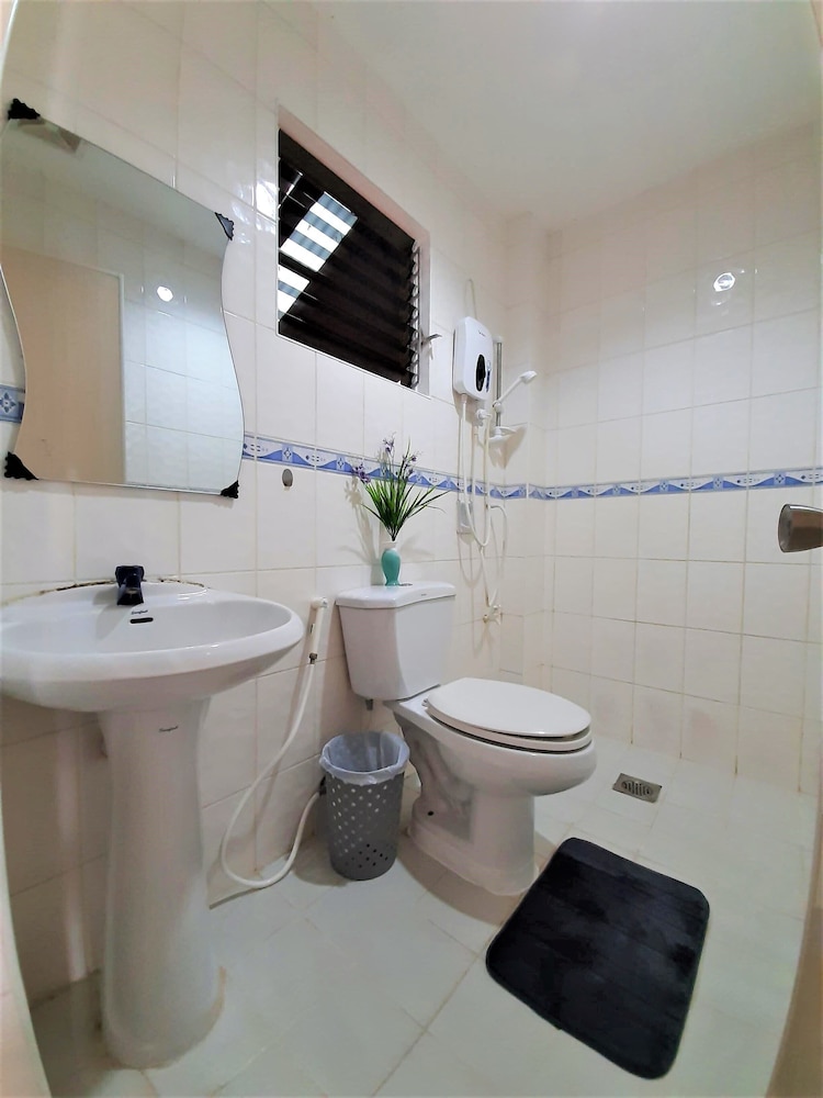 Conrada's Place Hotel And Resort 32/67