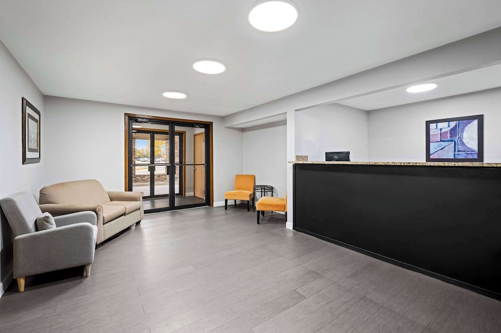 Super 8 by Wyndham Waverly 45/57