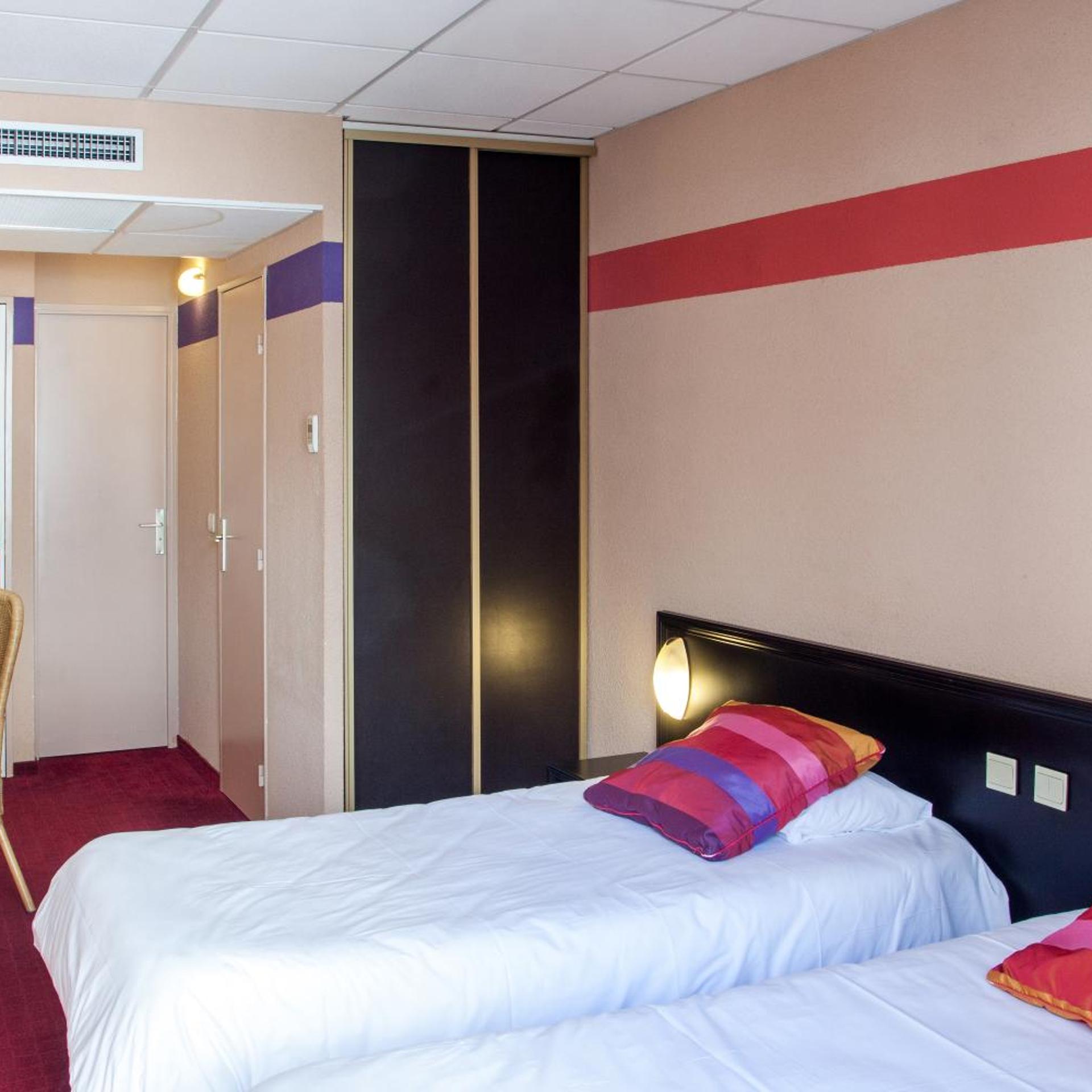غرفة بسرير مزدوج أو سريرين منفصلين، Hotel Saint Sauveur 3/10