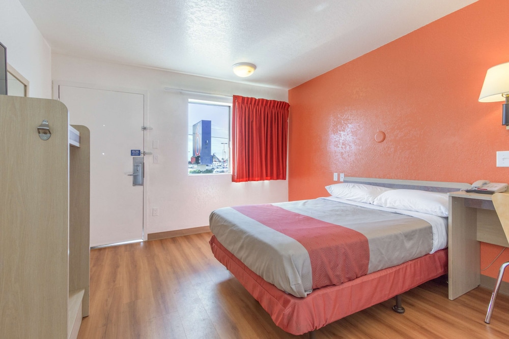 DELUXE, DOUBLE BED, ACCESSIBLE