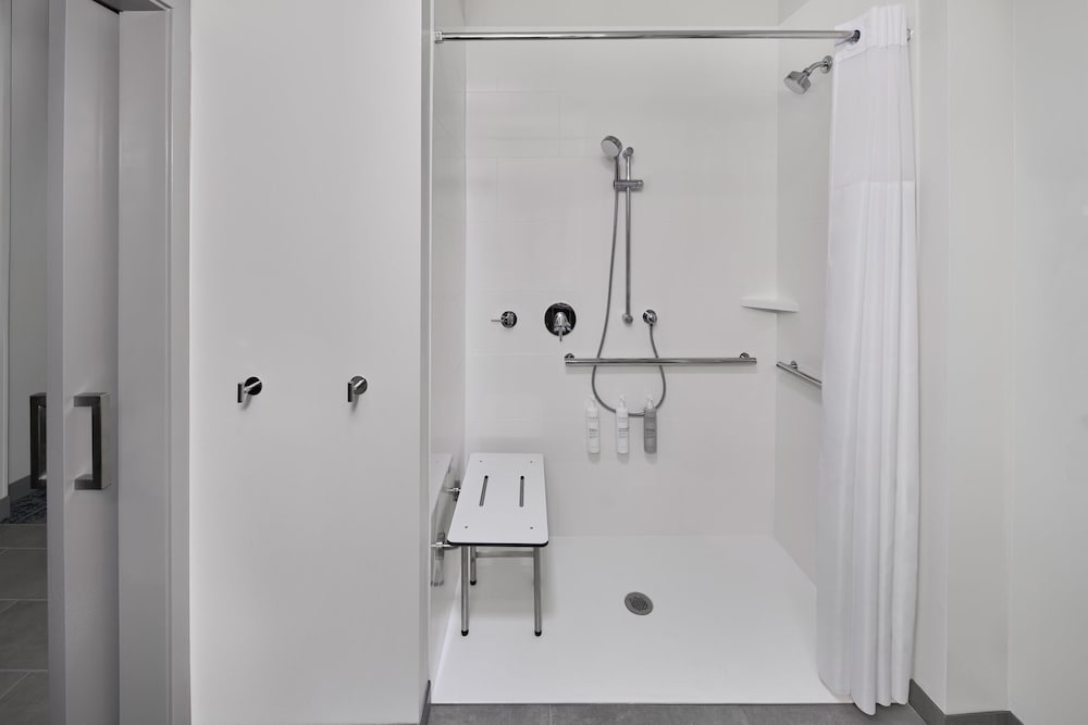 جناح بسرير كينج وسريرين كوين لذوي الإعاقة، Hampton Inn by Hilton Lincoln Downtown 4/4