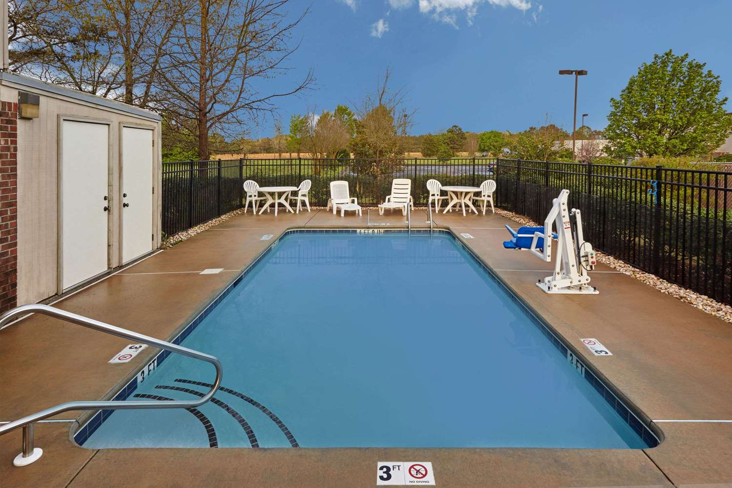 Super 8 by Wyndham Greenville 18/24