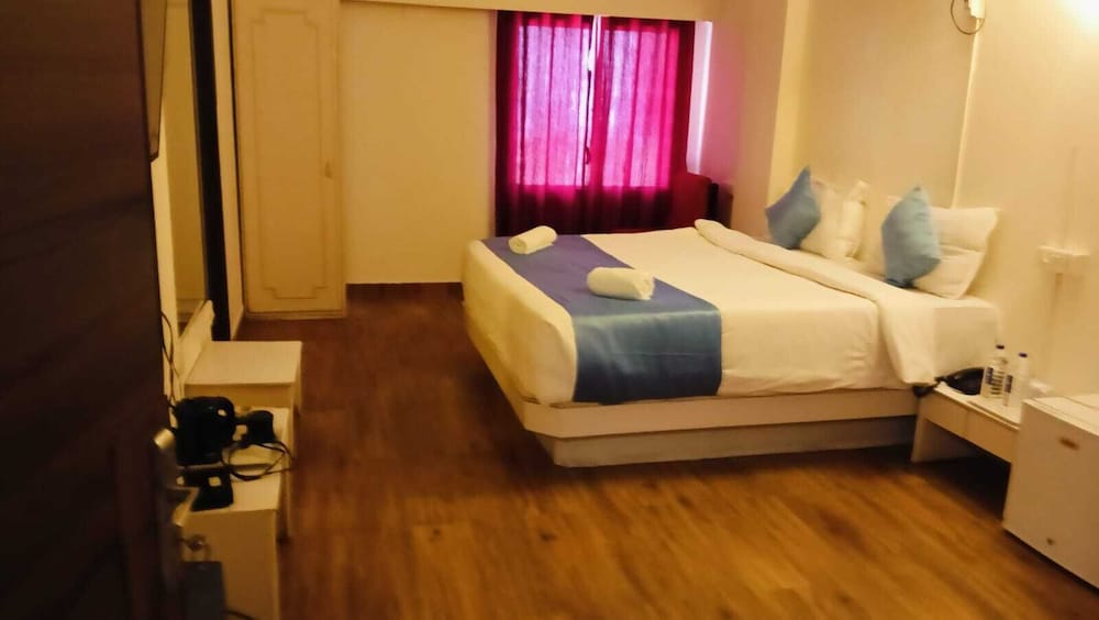 Hotel Crown Ahmedabad 18/43