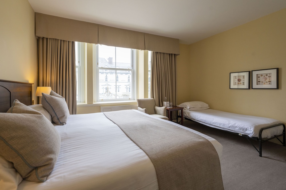 غرفة بريميير بسريرين منفصلين مع أريكة، St Georges Hotel 3/10