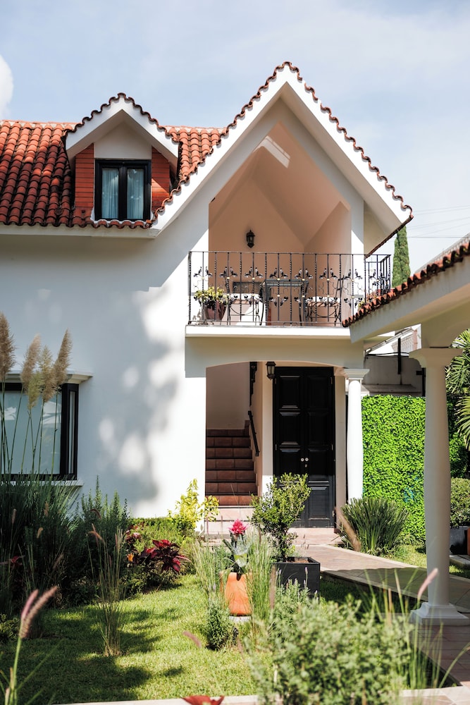 Casa Bonita Hotel and Luxury Residence 3/50