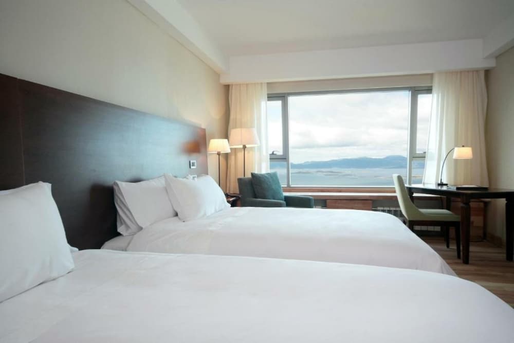 Superior, Triple, 1 King and 1 Single Beds, Sea View