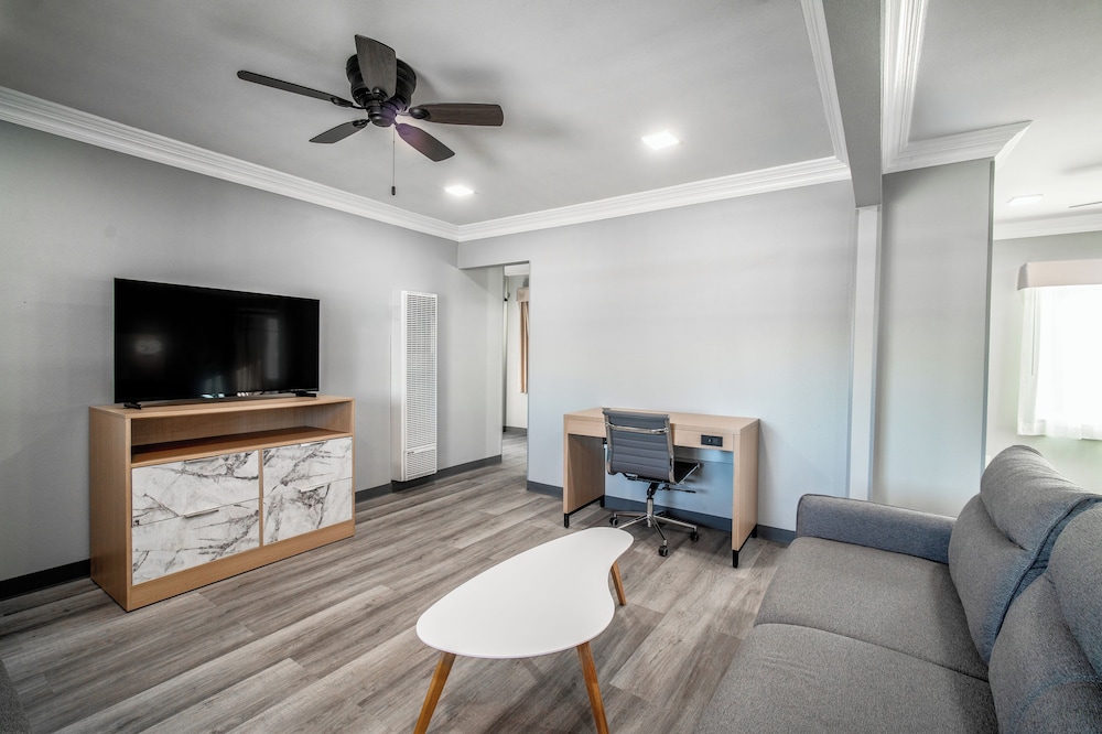 Pacific Inn And Suites 30/50