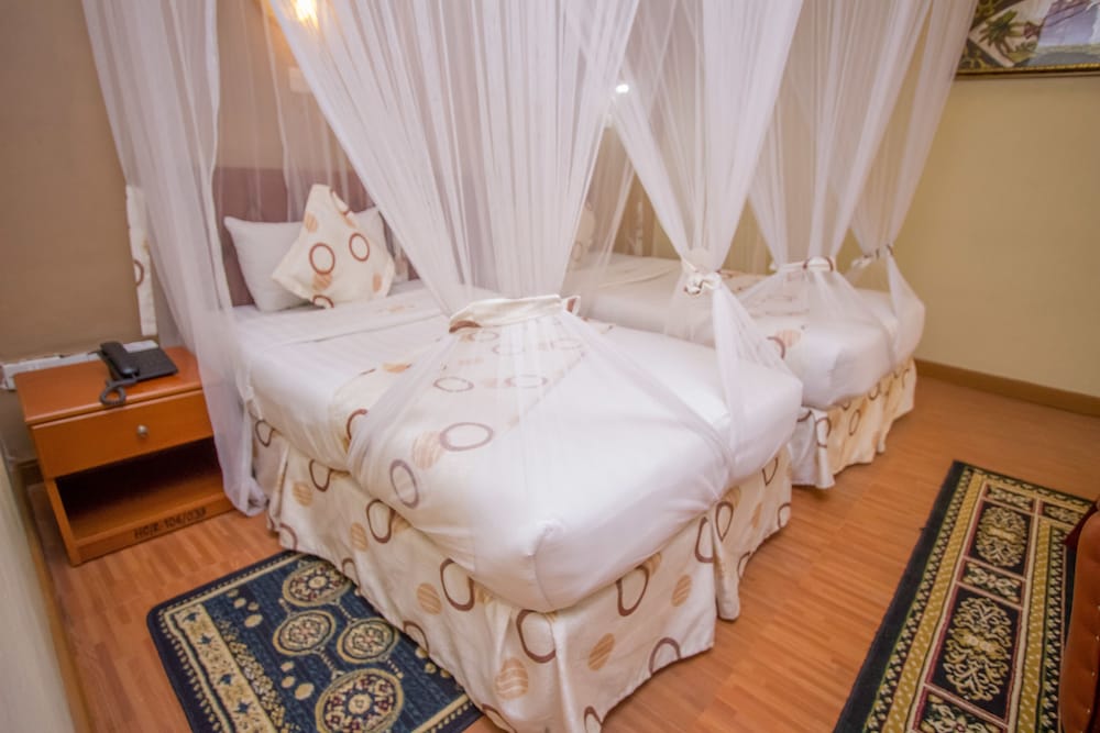 Hillcourt Resort Spa 30/76