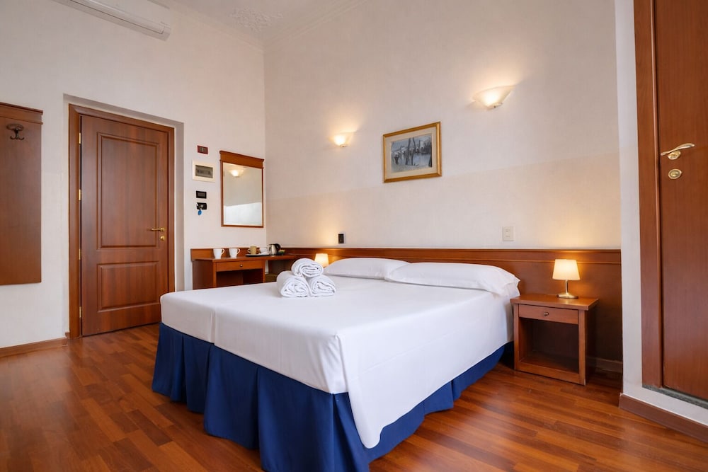 ROOM, QUADRUPLE