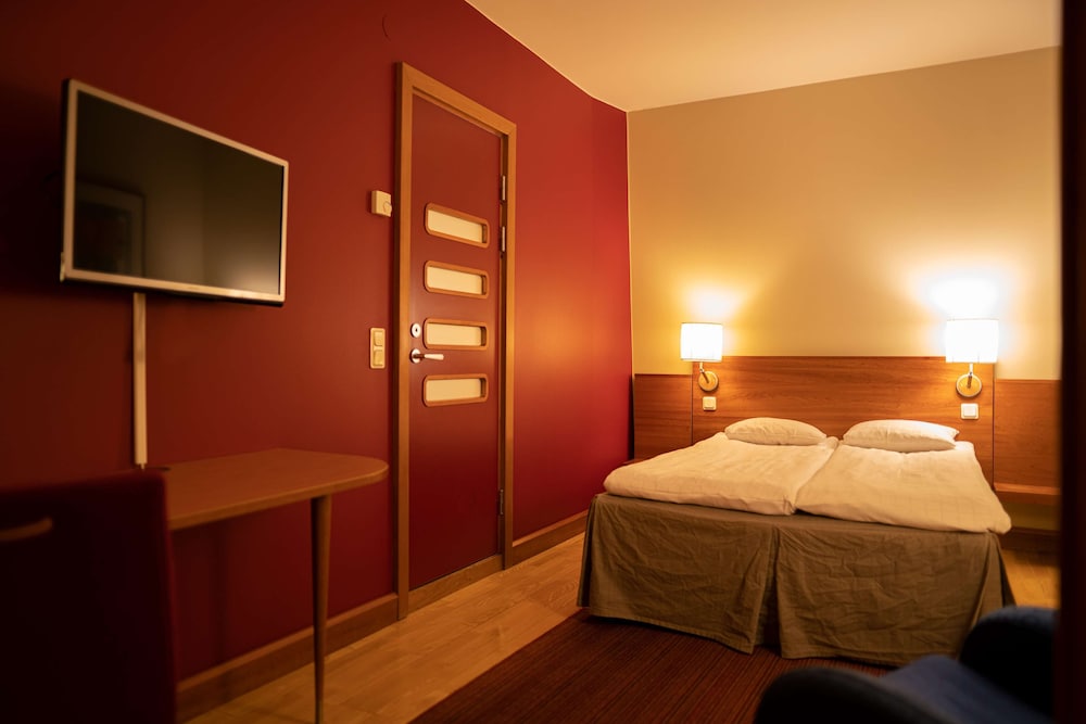 ROOM, KING BED, NO WINDOW