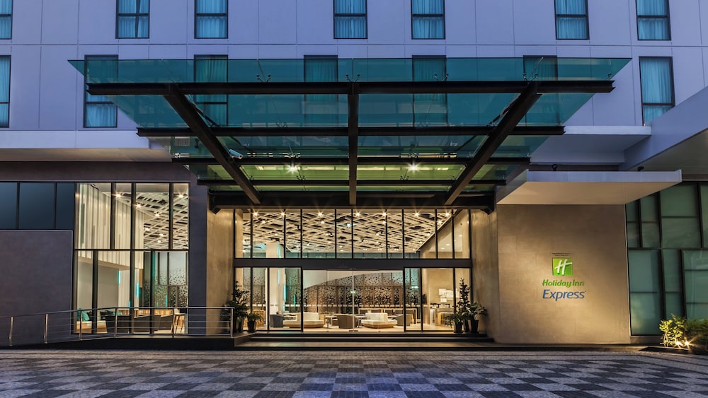 Holiday Inn Express Bangkok Soi Soonvijai in BANGKOK