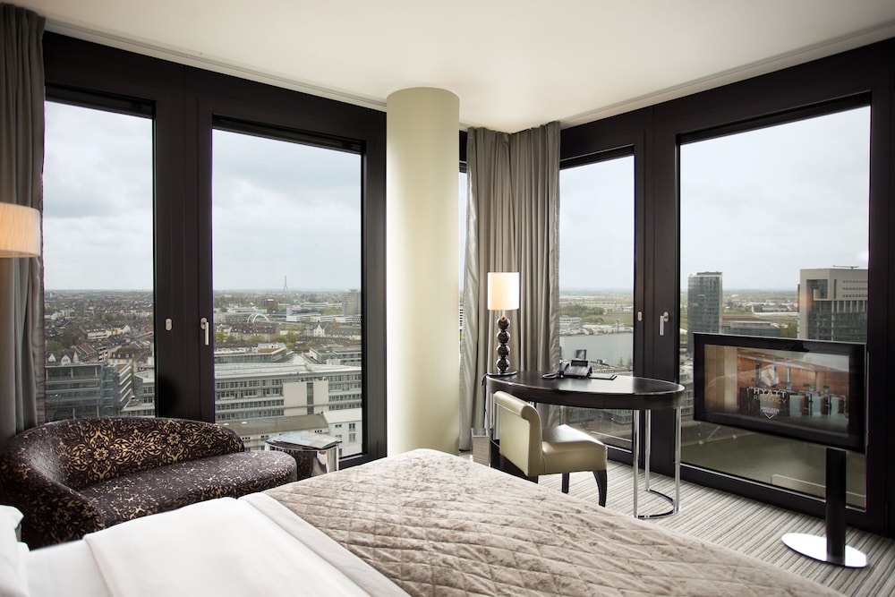 غرفة ديلوكس بسرير كينج، Hyatt Regency Dusseldorf 3/6