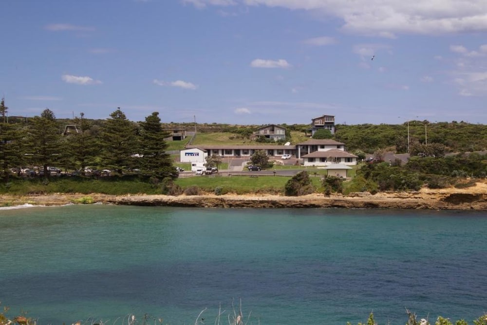 SOUTHERN OCEAN MOTOR INN 3/67