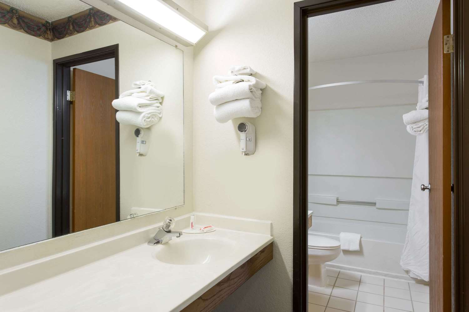 Super 8 By Wyndham Greensboro/Coliseum/Conv. 19/19