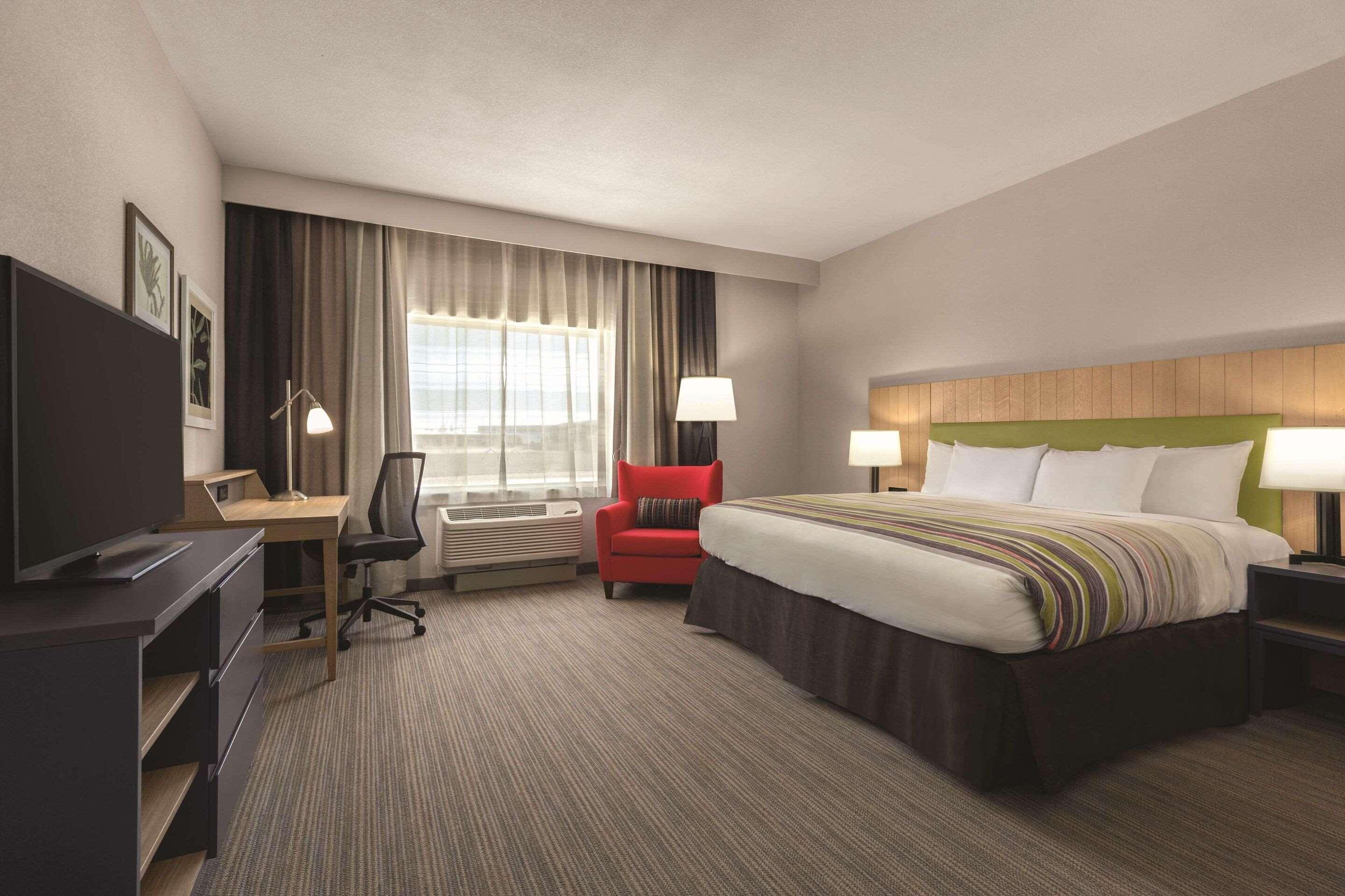ROOM, KING BED