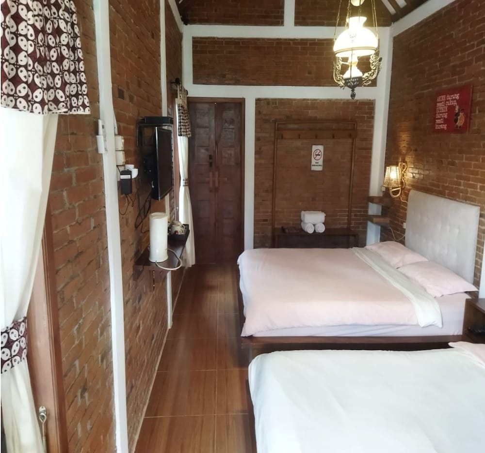 Omah Teras Bata Guesthouse by ZUZU 7/16