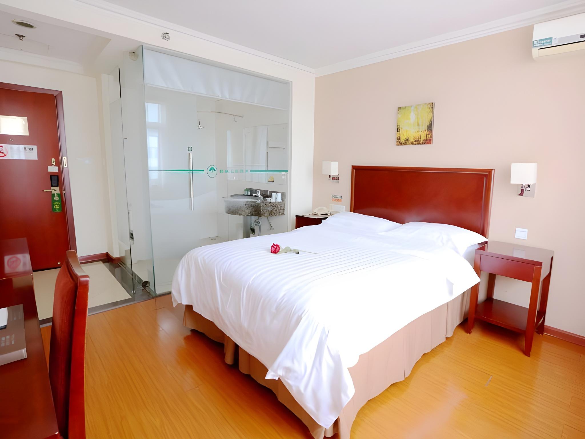 ROOM, QUEEN BED