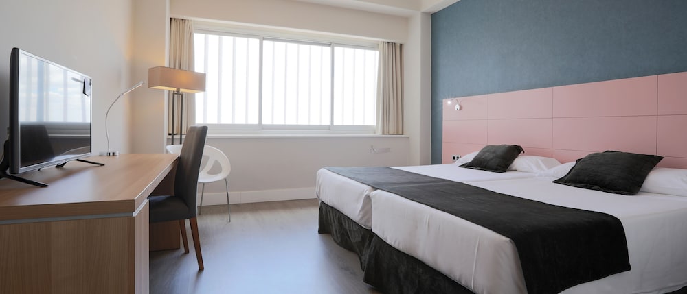 ROOM, TWIN BEDS