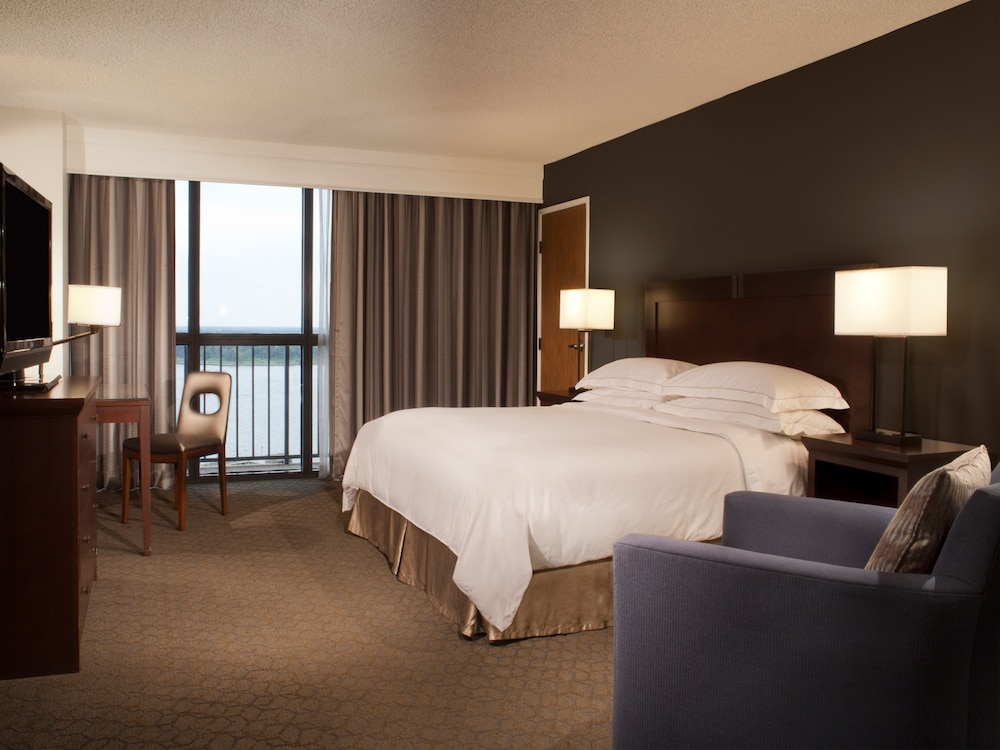Compass Hotel Nassau Bay 5/65