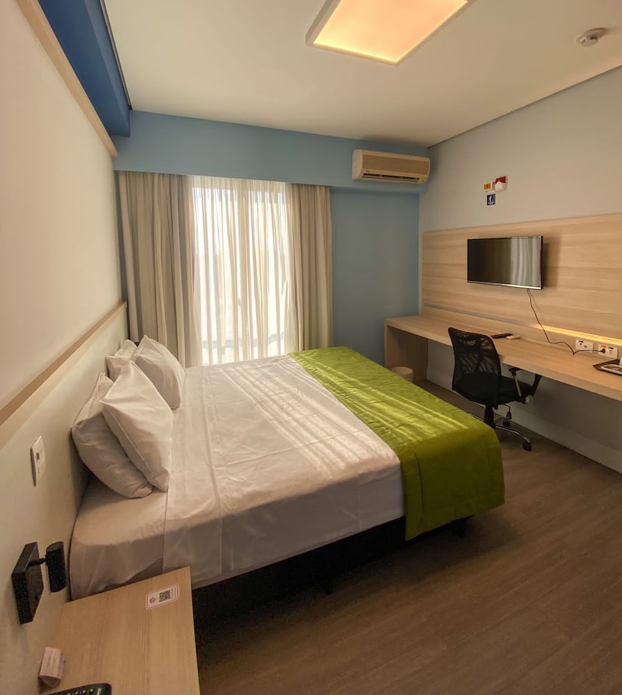 Deluxe, Queen Bed, Accessible