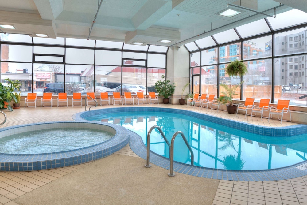 Howard Johnson Plaza by Wyndham by the Falls / Niagara Falls 36/50