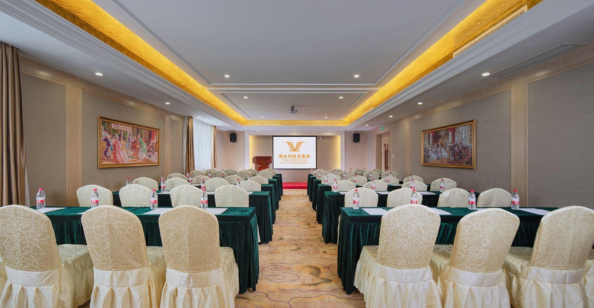 Vienna Hotel (Chengdou Dufu Thatched Cottage Jinsha Site) 32/37