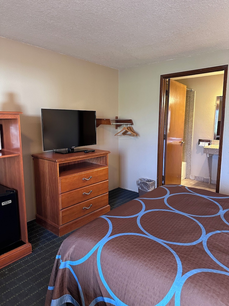 Super 8 by Wyndham Vancouver East 45/51