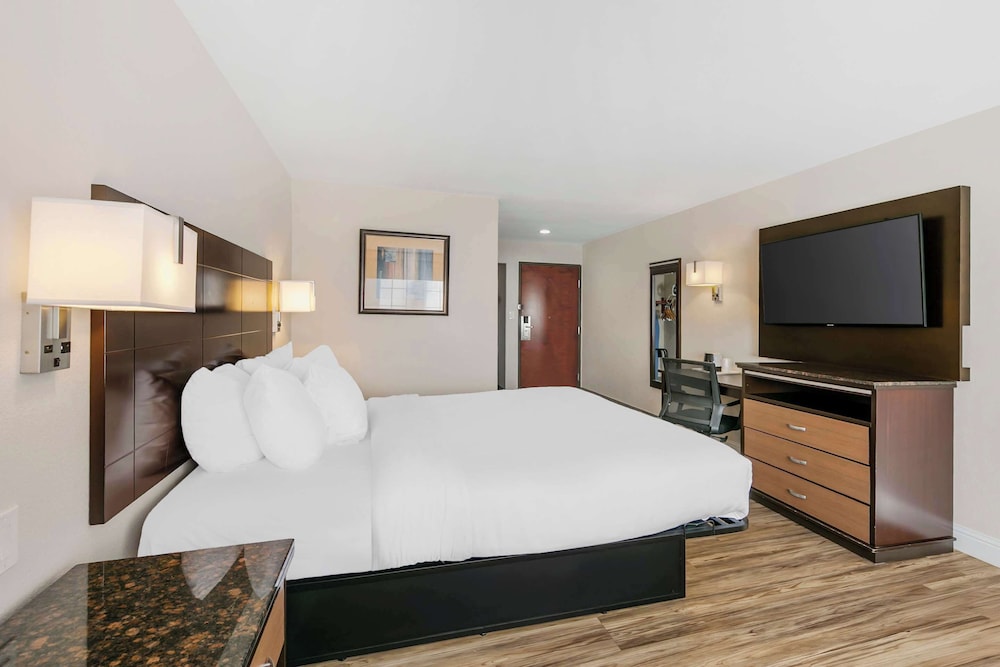 ROOM, KING BED, ACCESSIBLE