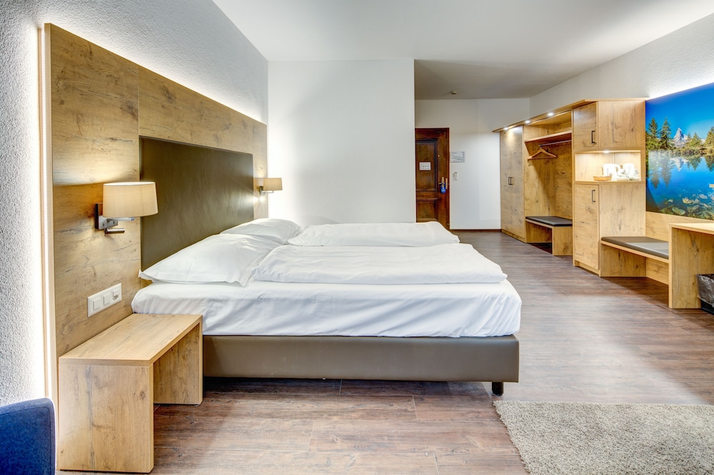 1 BEDROOM, TWIN BEDS, GARDEN VIEW