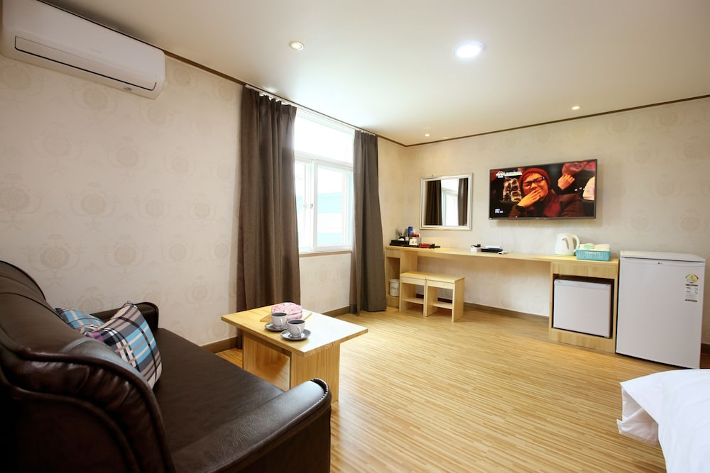 Traum Hotel &amp; Condo 40/55