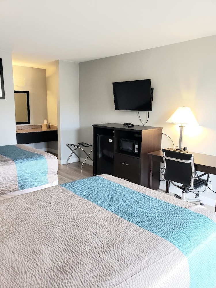 Econo Lodge Mineral Wells, TX 18/23