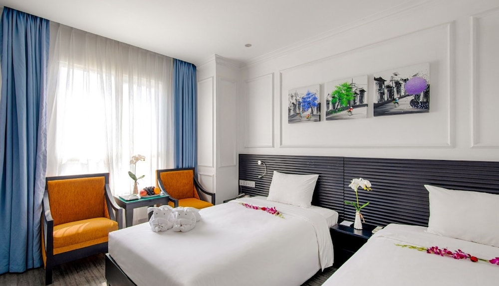 DELUXE, TWIN BEDS, CITY VIEW