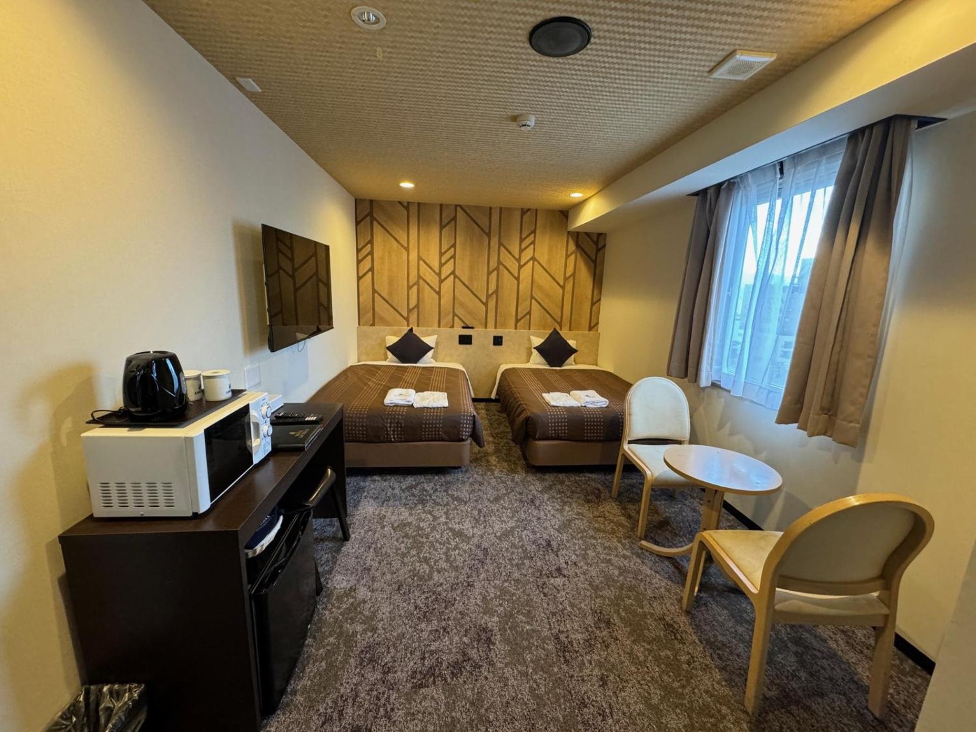 ROOM, TWIN BEDS