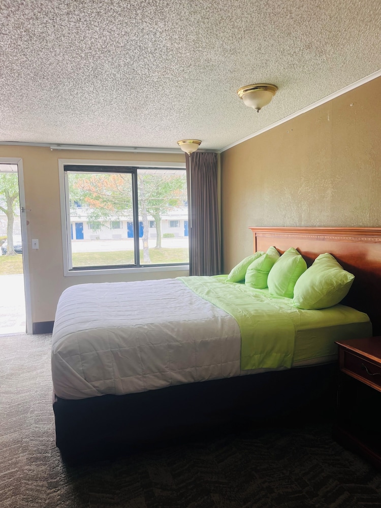 Monroe Hotel 15/52
