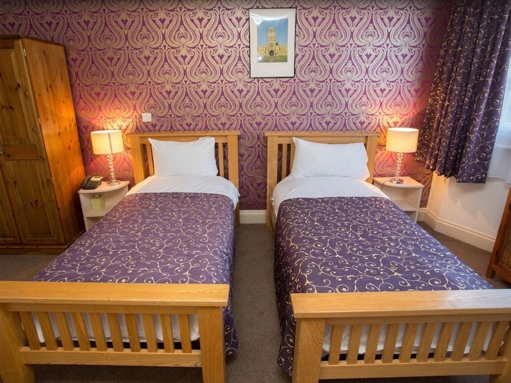 Deluxe, Twin Beds, Front View