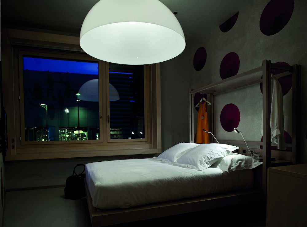 NU Hotel 17/38